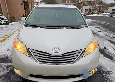 2016 Toyota Sienna Xle z USA, uszkodzony, nr VIN 5TDDK3DC7GS139115